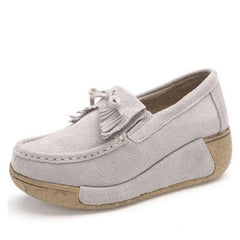 Gecompenseerde suède loafers met franjes, Beige
