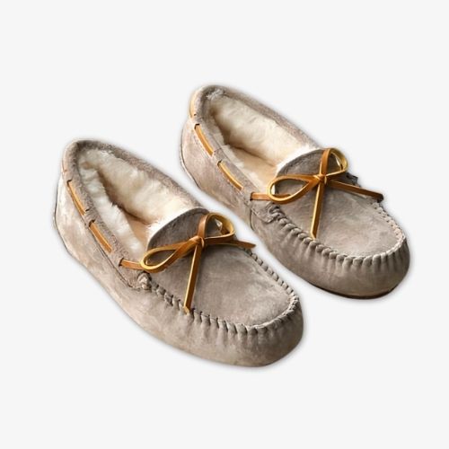 Paar gevoerde beige loafers, op een lichte achtergrond