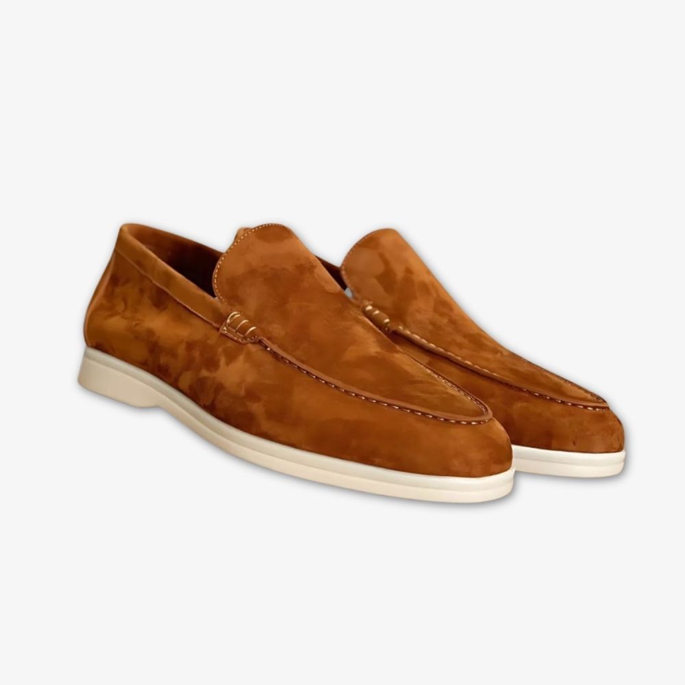 Stefano loafers van echt leer in het bruin, op hun schoenendoos, tegen een grijze achtergrond.
