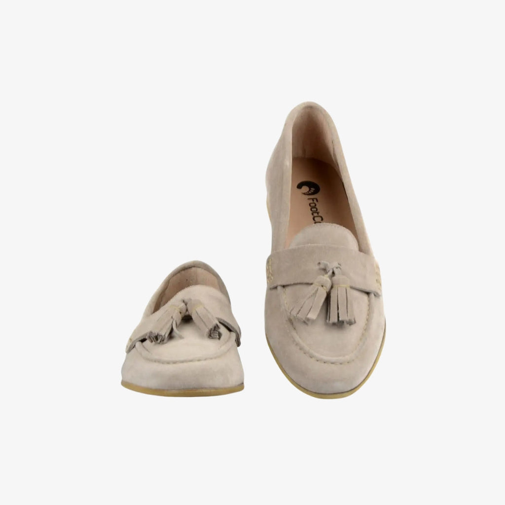 Dames loafers van beige suède, versierd met decoratieve kwastjes op het bovenstuk voor een verfijnde en tijdloze stijl. Deze schoenen met platte hak bieden optimaal comfort en een elegante uitstraling, perfect voor dagelijks gebruik of casual gelegenheden.