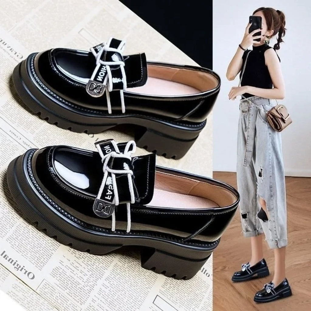 Glanzend zwarte loafers met hak voor dames