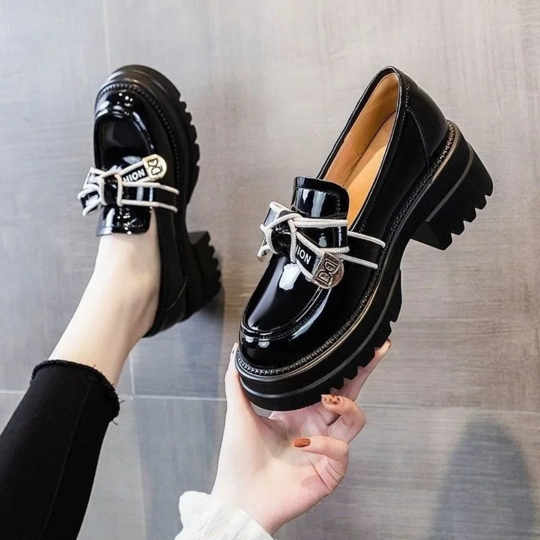 Glanzend zwarte loafers met hak voor dames
