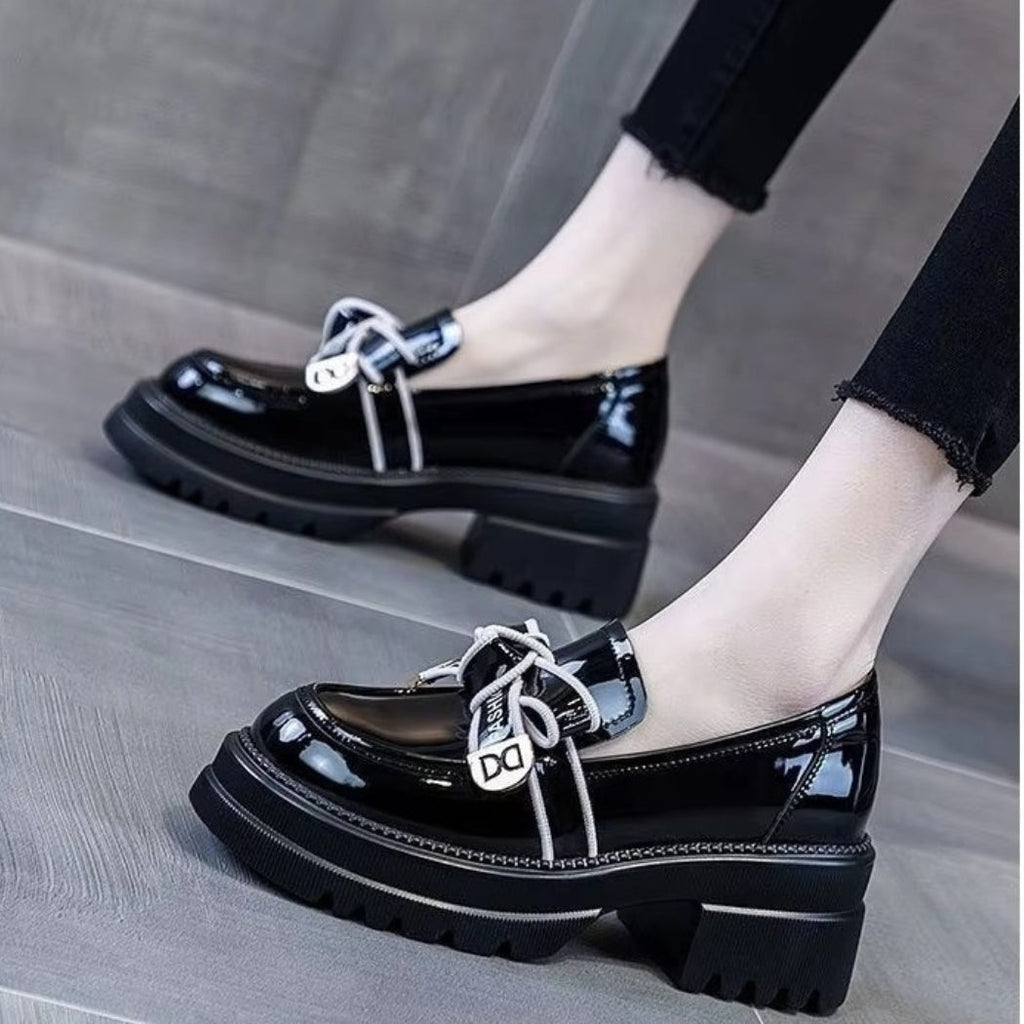 Glanzend zwarte loafers met hak voor dames