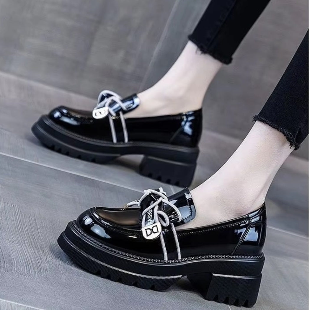 Glanzend zwarte loafers met hak voor dames