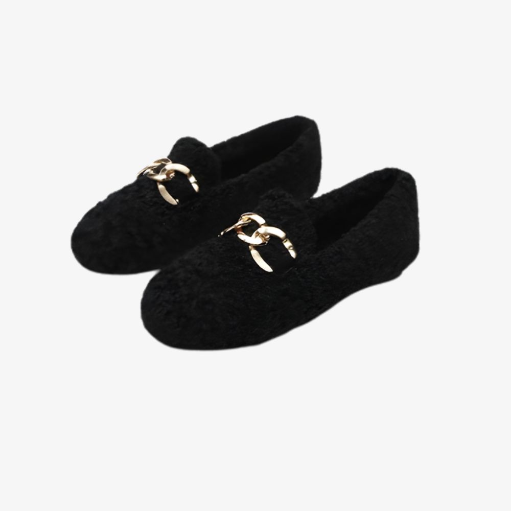 Zachte zwarte winterloafers voor dames van bouclé en bont, op een zeer lichtgrijze achtergrond