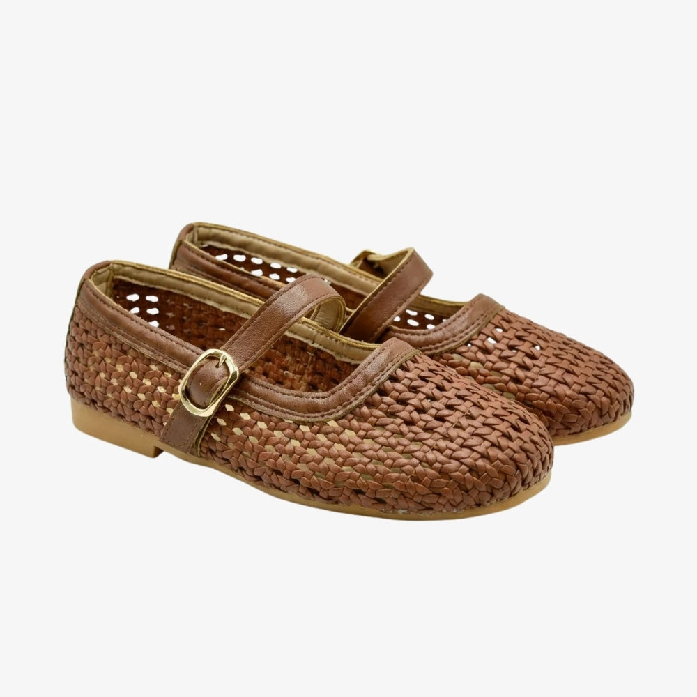 Ballerina loafers voor dames van opengewerkt geweven stof in kameel, met een bandje, op een grijze achtergrond