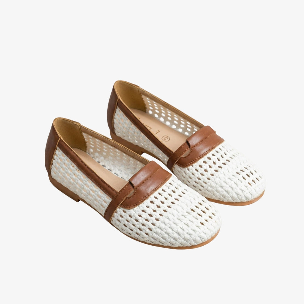 Ballerina loafers van geweven mesh in wit en cognac, elegante stijl, op een grijze achtergrond