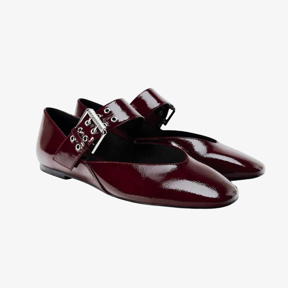 Ballerina loafer in bordeaux lak in vintagestijl, met een maxi bandje, op een grijze achtergrond