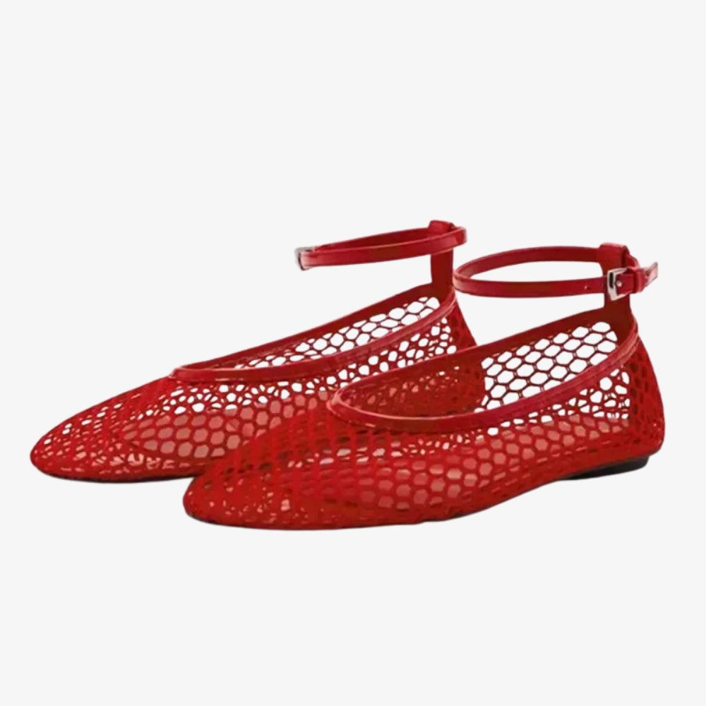 Rode ballerina loafers van net met een enkelbandje, op een grijze achtergrond