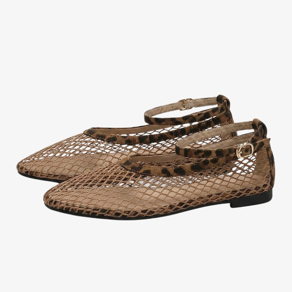 Ballerina loafers van netstof met luipaardmotief en een bandje om de enkel, op een grijze achtergrond