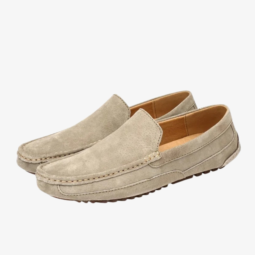 Beige loafer van suèdeleer voor heren op een grijze achtergrond