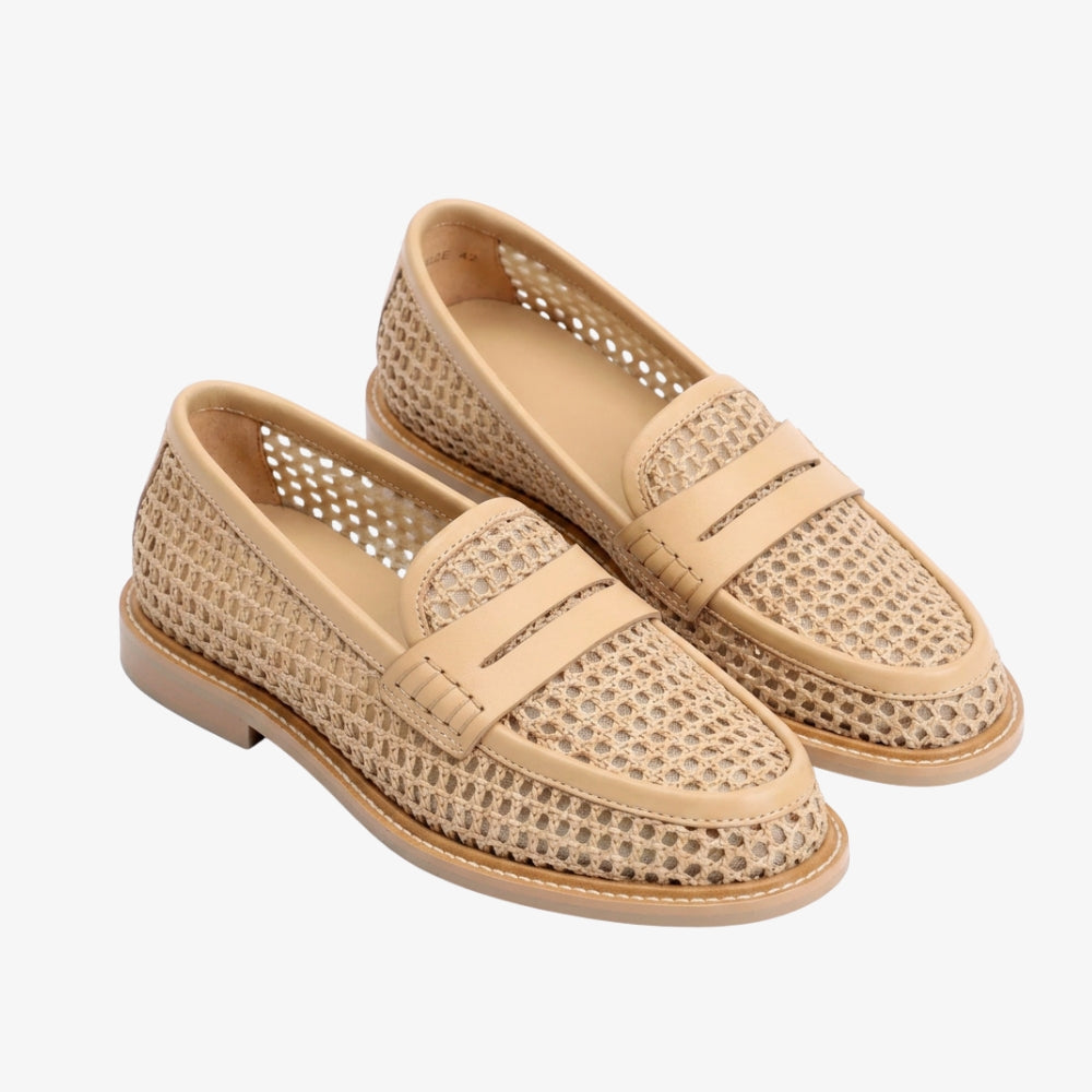 Beige loafers van mesh en leer voor dames, op een grijze achtergrond