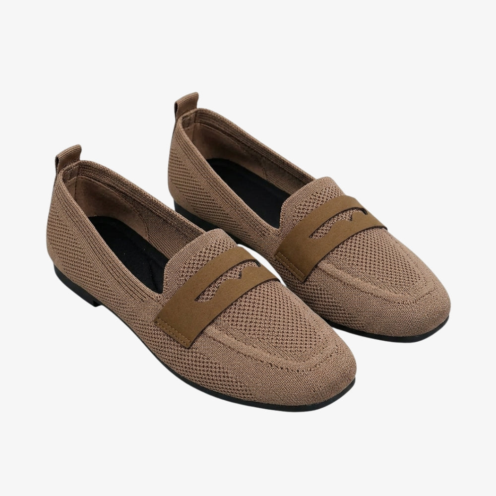Zachte damesloafer van kameelkleurig katoenen gebreid, op een grijze achtergrond