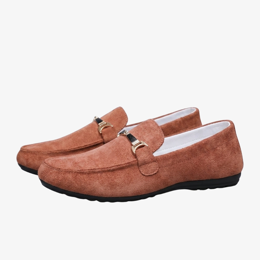 Herenloafer met suède-look in cognac, op een grijze achtergrond