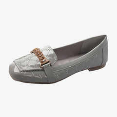 Dames loafers in lakleer-imitatie met decoratieve gouden ketting, Grijze