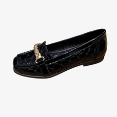 Dames loafers in lakleer-imitatie met decoratieve gouden ketting, Zwart