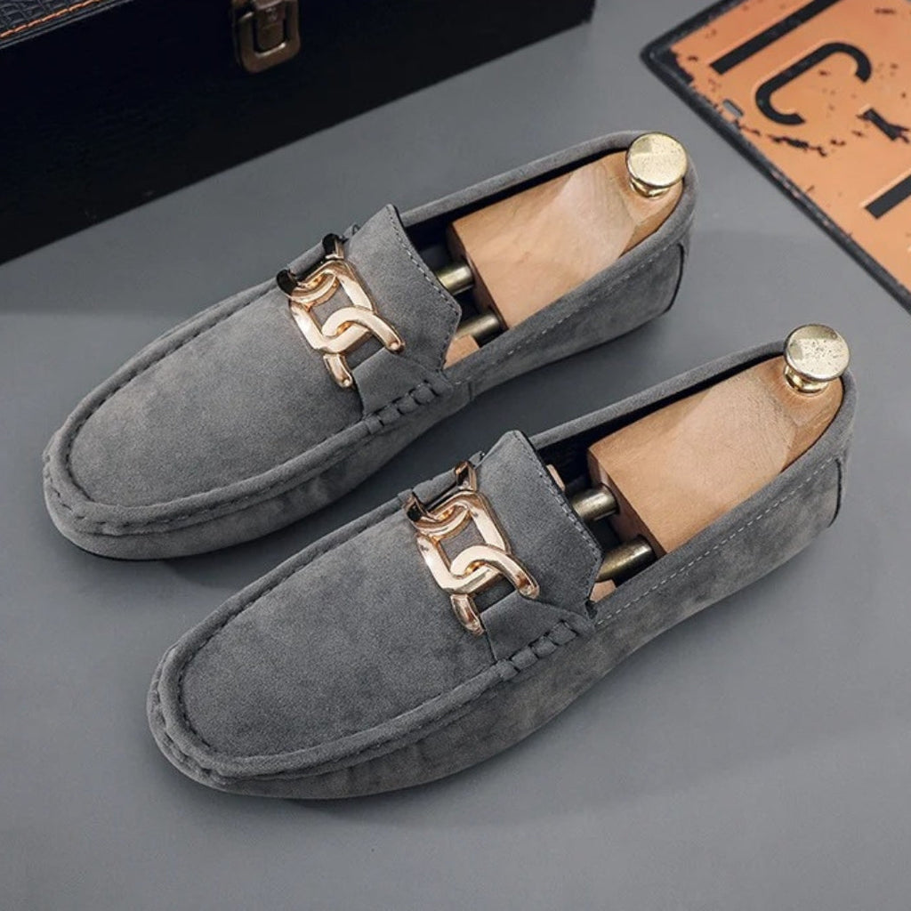 Loafers van synthetisch suède voor heren met gouden metalen gesp