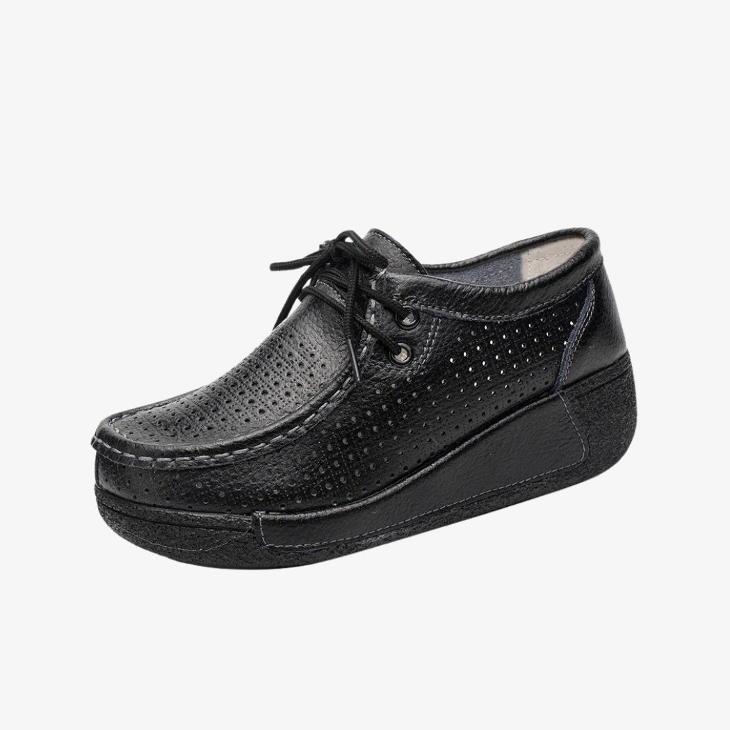 Dames loafers van zwart leer met een geperforeerd ontwerp voor betere ventilatie. Deze elegante schoenen hebben veters voor een nauwkeurige pasvorm en zwarte plateauzolen die goede steun en optimaal comfort bieden, de hele dag lang.