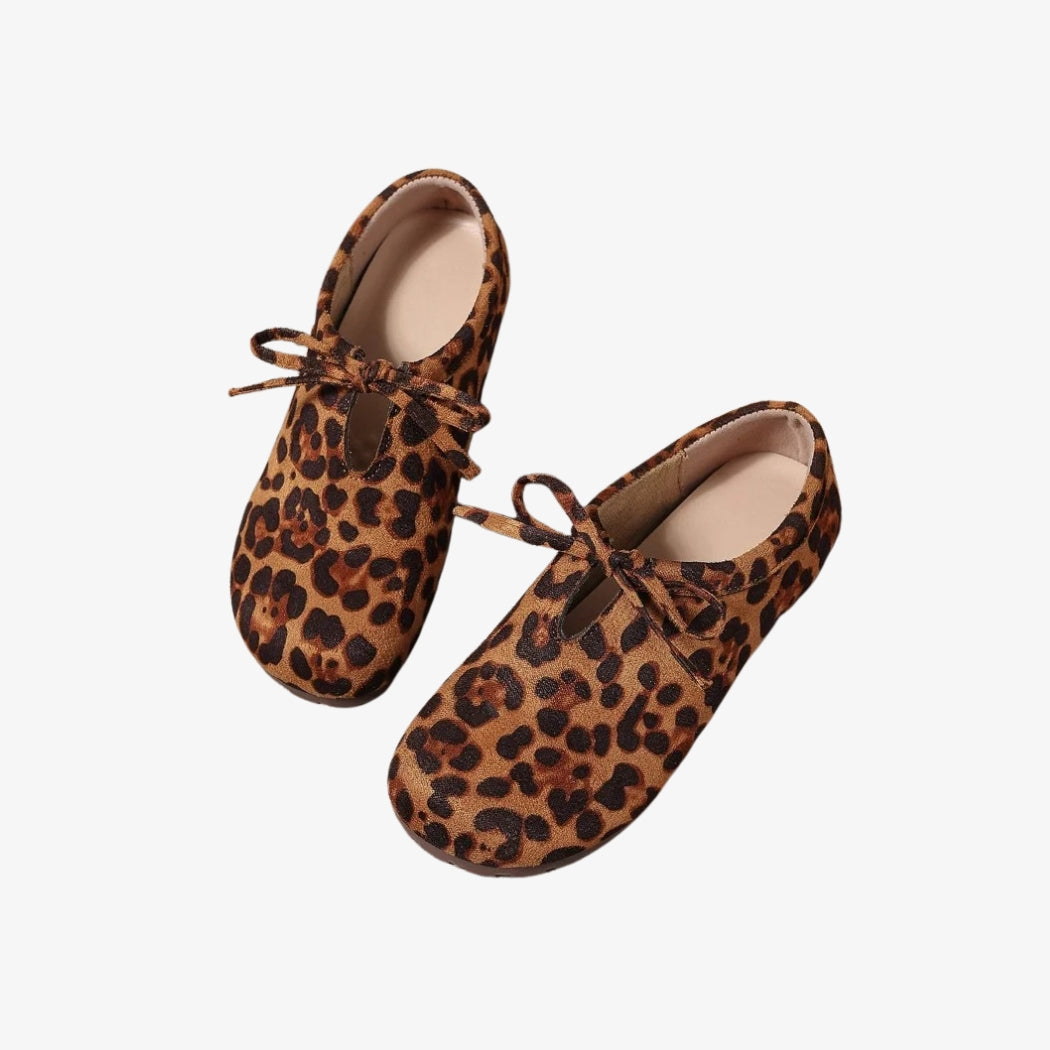 Dames loafers van synthetisch suède met een gedurfd luipaardmotief. Deze elegante schoenen zijn versierd met een delicate strik op het bovenstuk, die een vrouwelijke noot toevoegt. Comfortabel en licht, ideaal voor een casual-chique stijl.