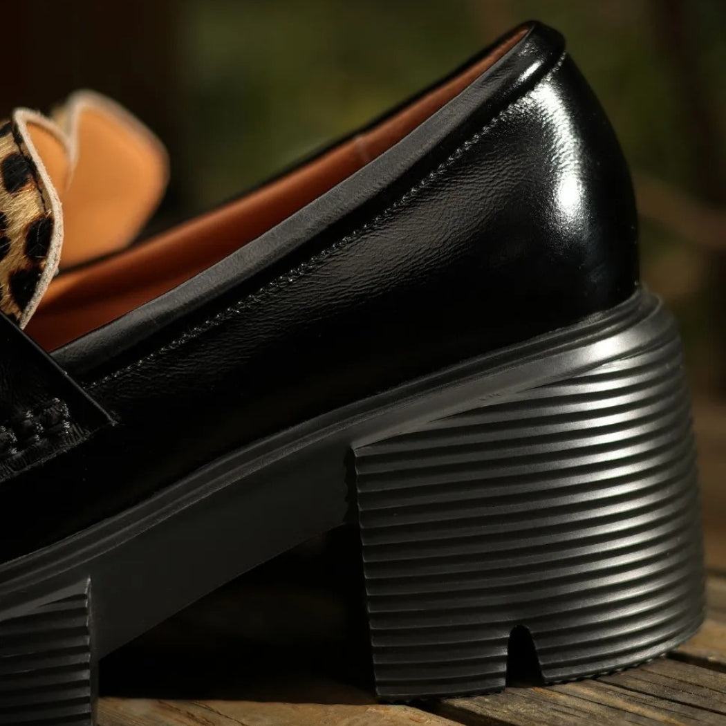 Zwarte loafers met luipaardprint en hak voor dames