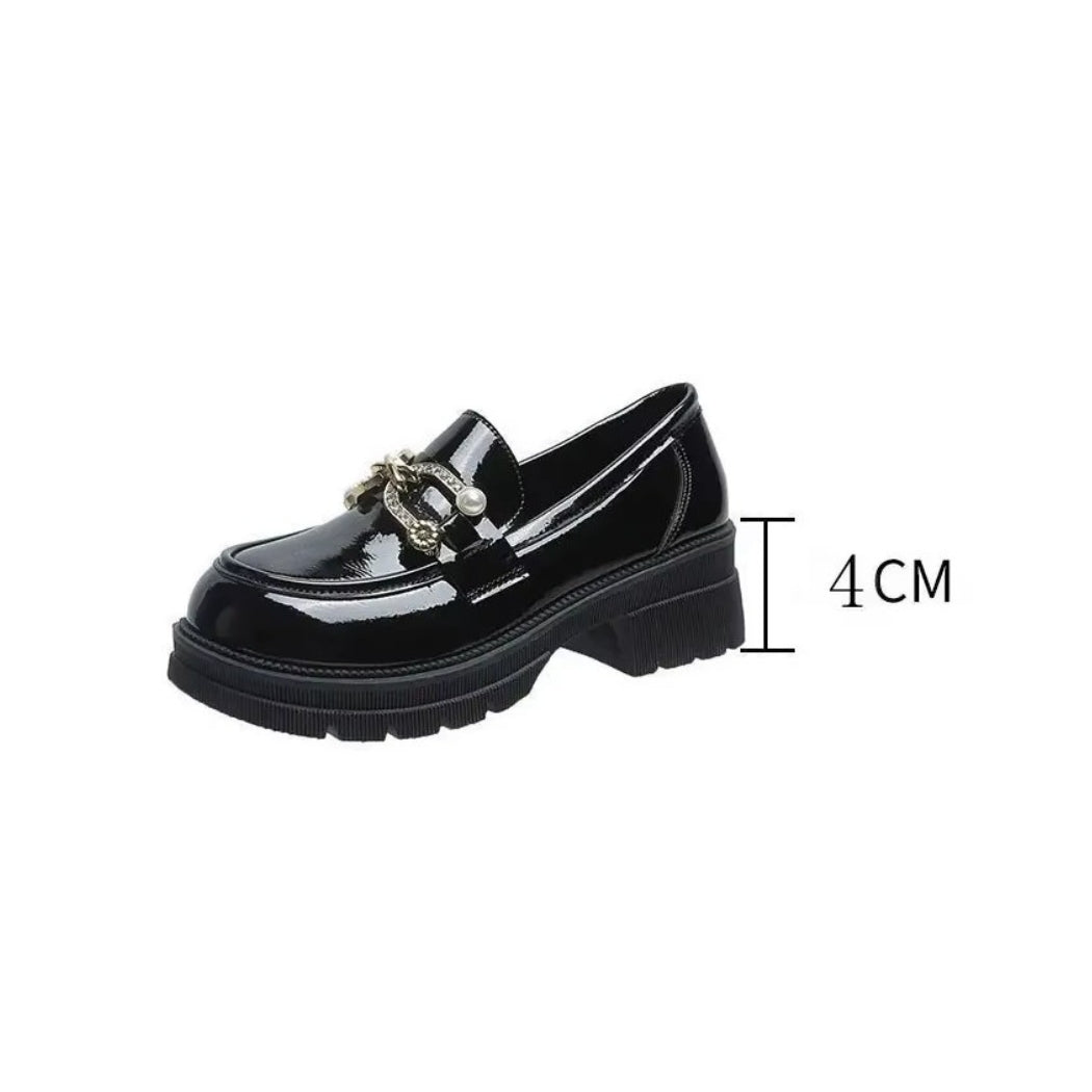 Zwarte gelakte loafers met hak voor dames