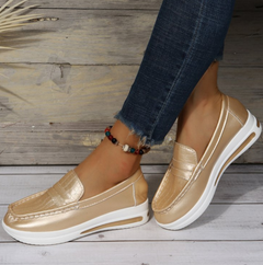 Sleehak mocassins type sneakers met glanzende details, Gouden