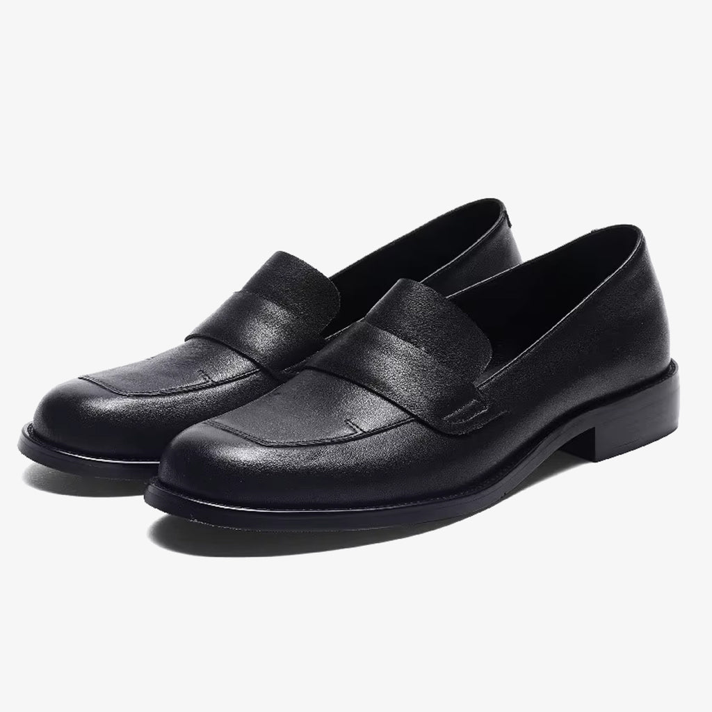 Paar klassieke, elegante, zwarte leren loafers voor dames