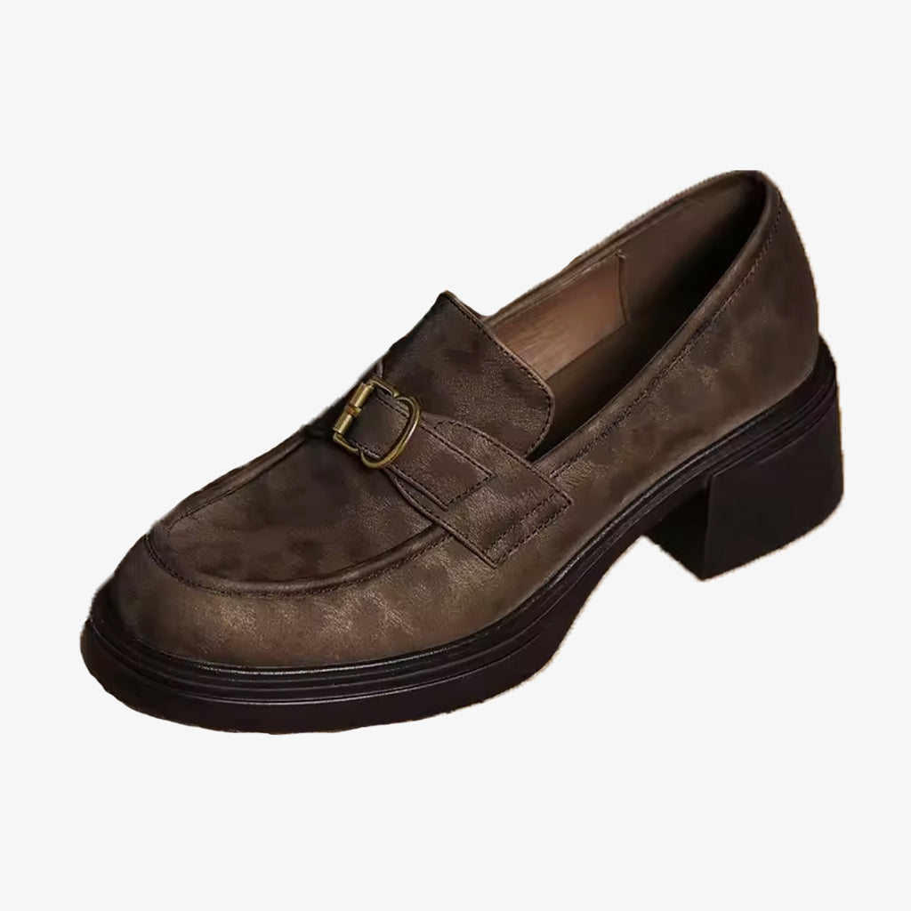 Luipaardleren loafer in bruin leer met metalen gesp op witte achtergrond
