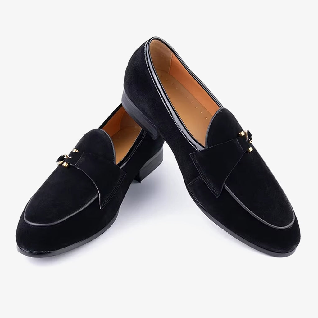 Een paar elegante suède loafers voor heren op een effen witte achtergrond