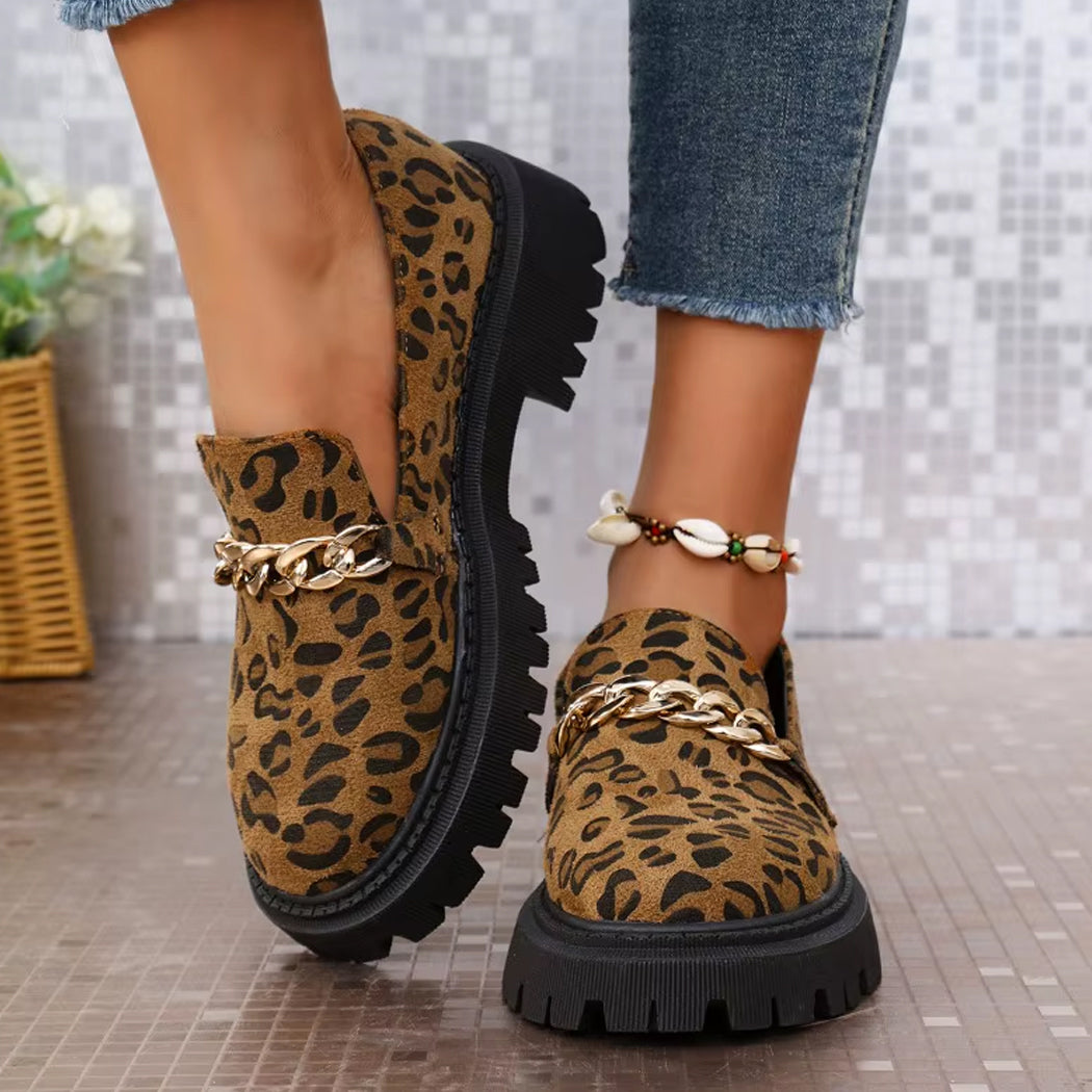 Luipaard loafer in suède met ketting