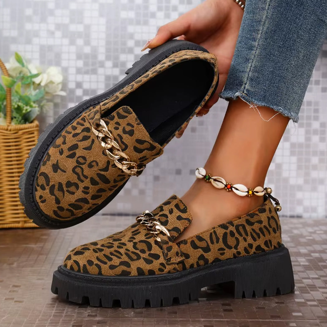 Luipaard loafer in suède met ketting