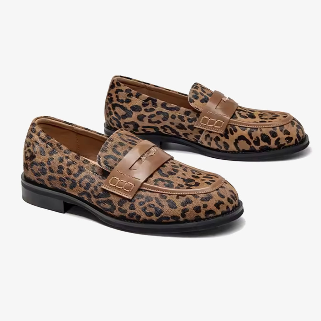 Paar luipaardleren loafers met band over de wreef op een witte achtergrond
