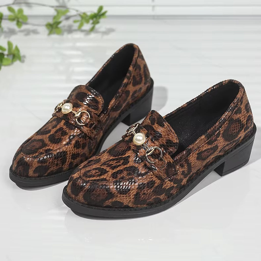 Luipaardprint loafer met slangeneffect en pareldetail