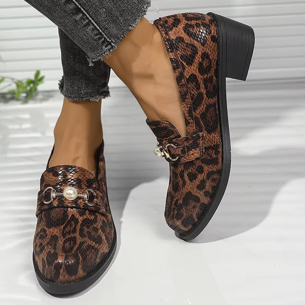 Luipaardprint loafer met slangeneffect en pareldetail