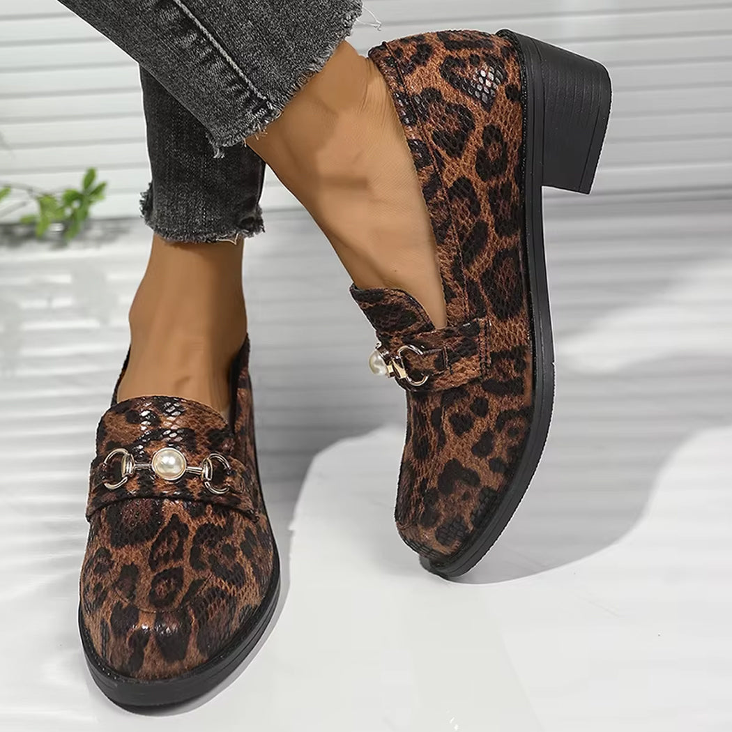Luipaardprint loafer met slangeneffect en pareldetail