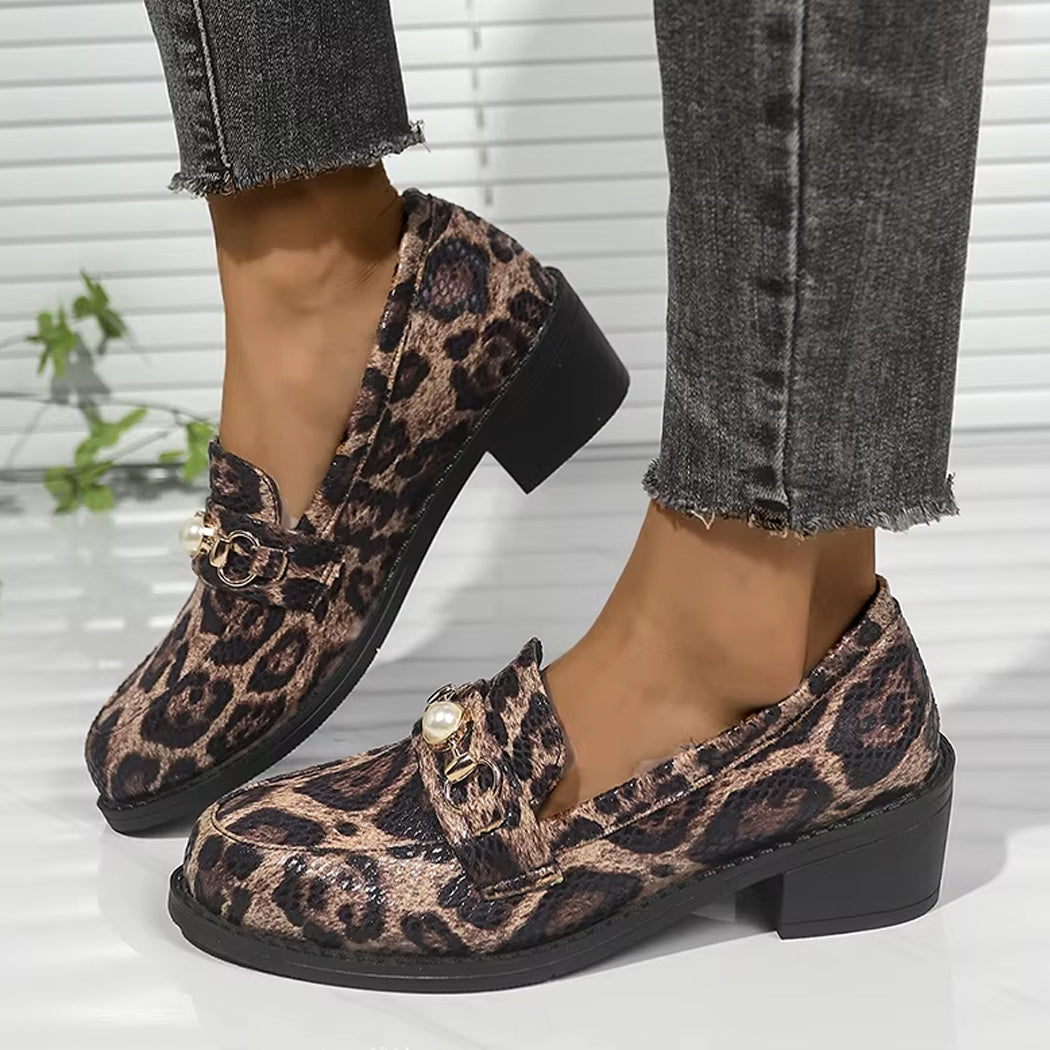 Luipaardprint loafer met slangeneffect en pareldetail
