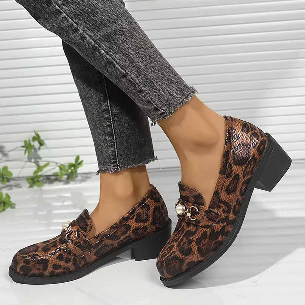 Luipaardprint loafer met slangeneffect en pareldetail