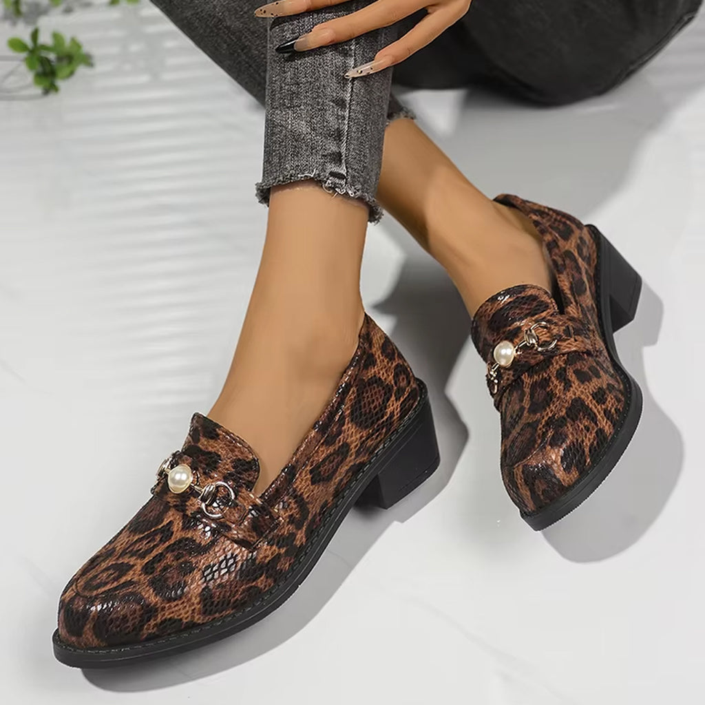 Luipaardprint loafer met slangeneffect en pareldetail