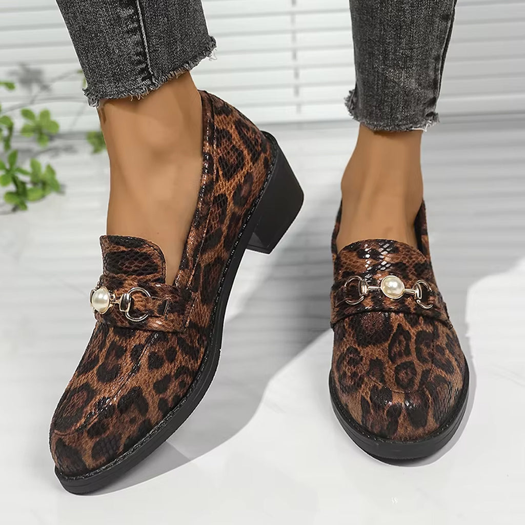 Luipaardprint loafer met slangeneffect en pareldetail