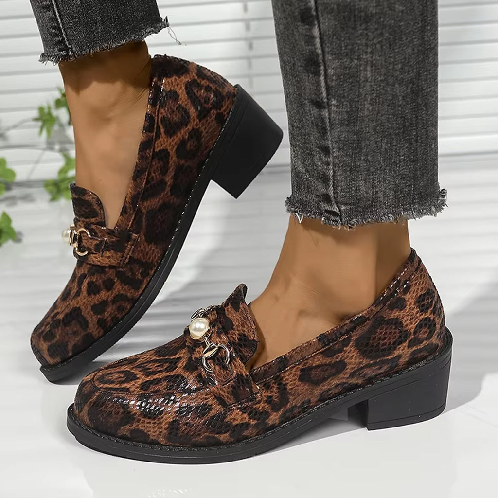 Luipaardprint loafer met slangeneffect en pareldetail