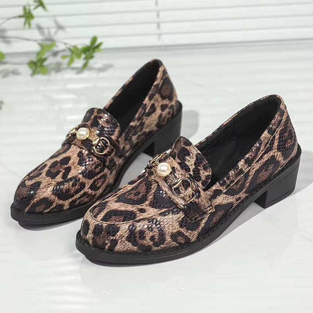 Luipaardprint loafer met slangeneffect en pareldetail