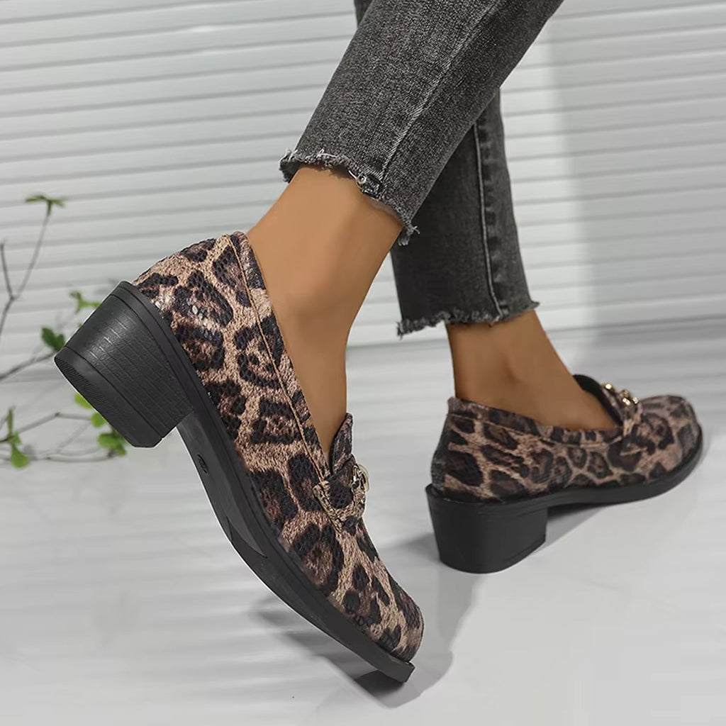 Luipaardprint loafer met slangeneffect en pareldetail
