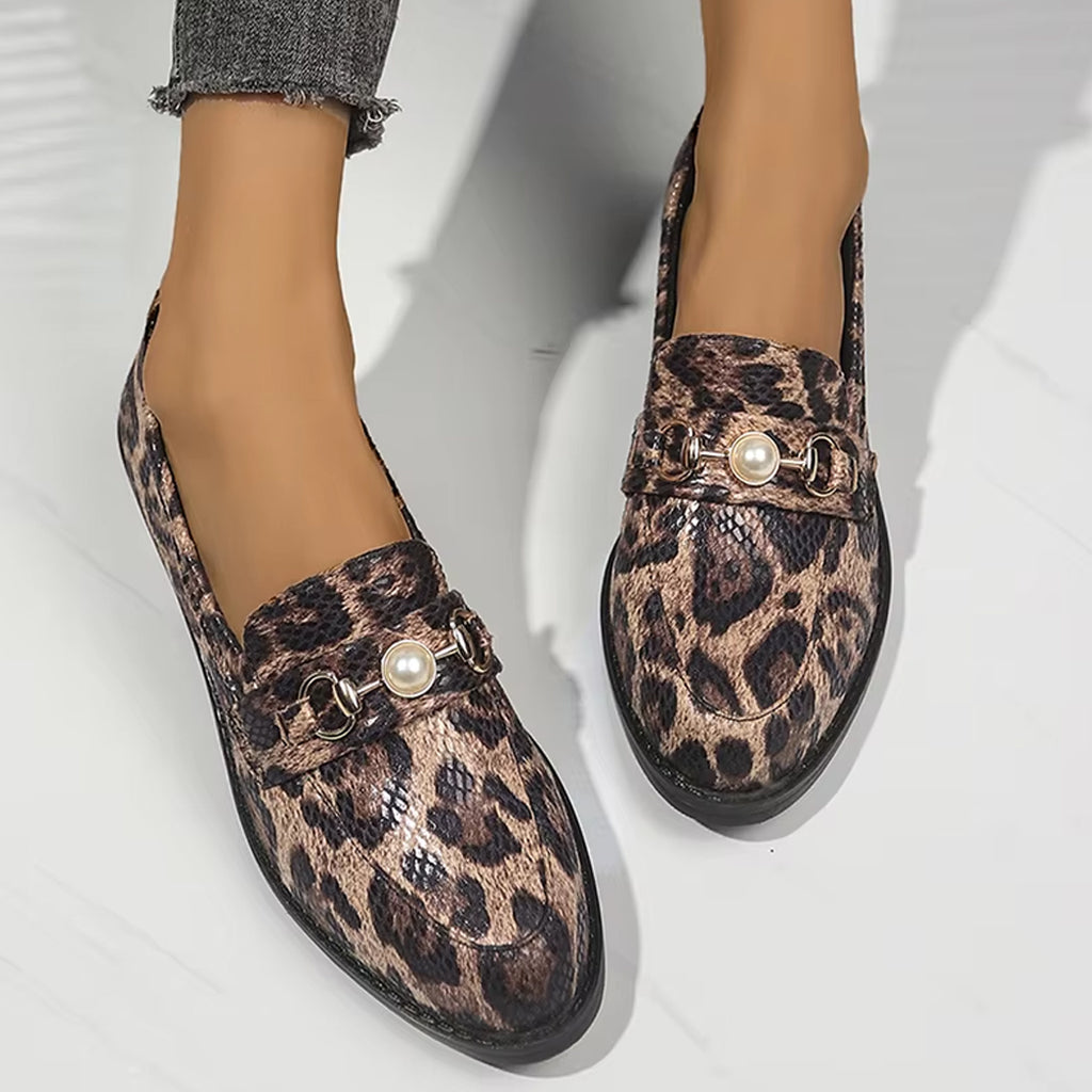 Luipaardprint loafer met slangeneffect en pareldetail