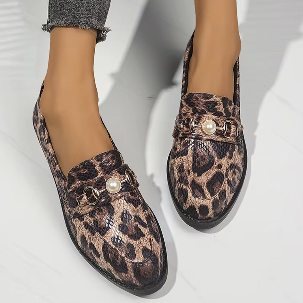 Luipaardprint loafer met slangeneffect en pareldetail