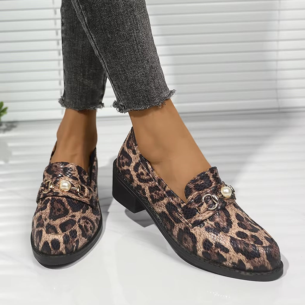 Luipaardprint loafer met slangeneffect en pareldetail