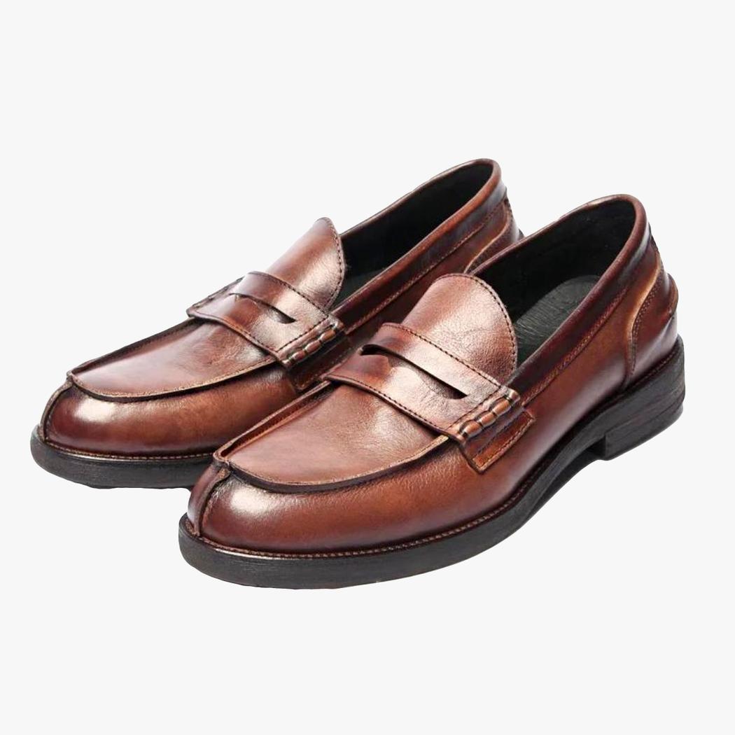 Op een witte achtergrond zie je een paar bruine loafers van echt leer voor heren