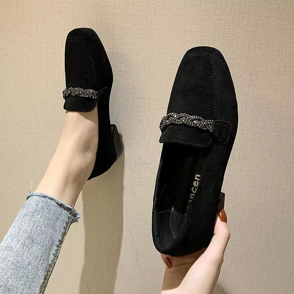Elegante suède loafer met strass ketting