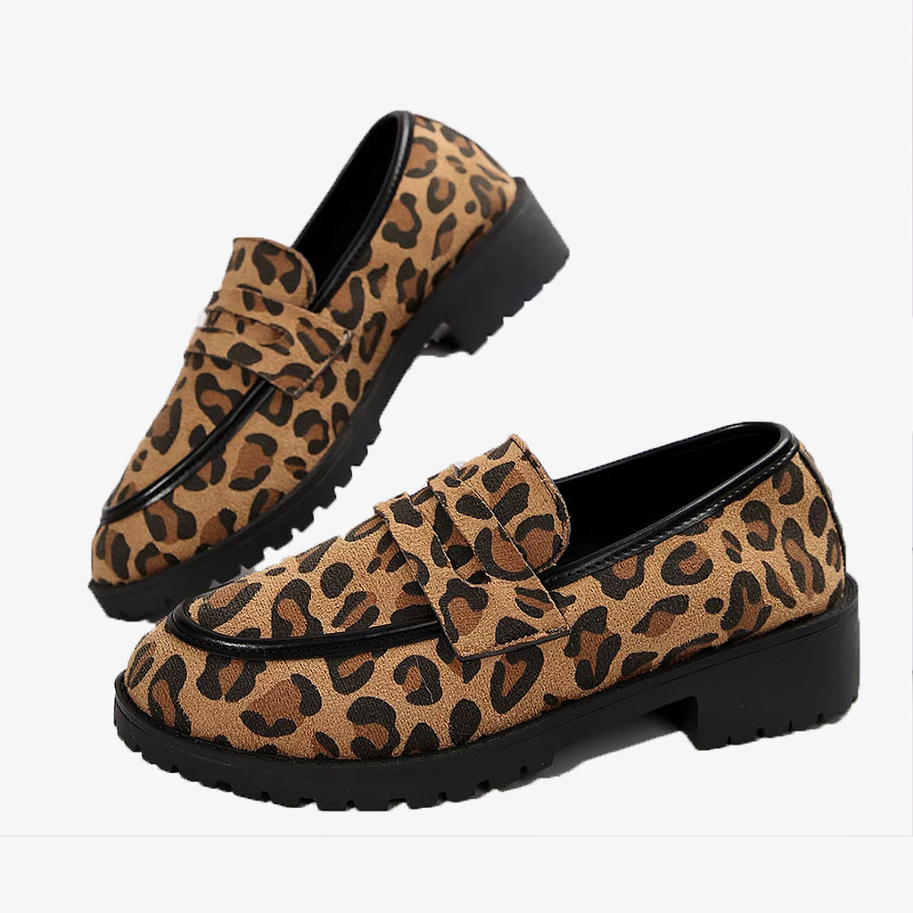 Paar loafers met luipaardhak op een witte achtergrond