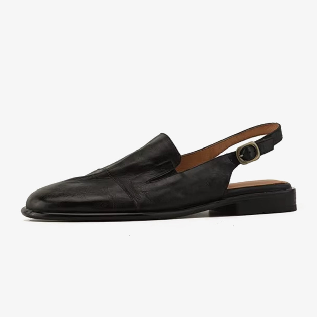 Foto van een zwarte leren loafer mule voor dames, zijaanzicht