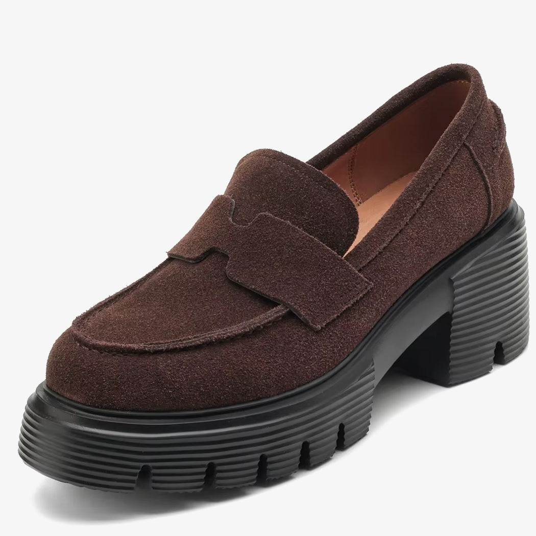 Bruine loafer van suède met plateauzool op een witte achtergrond